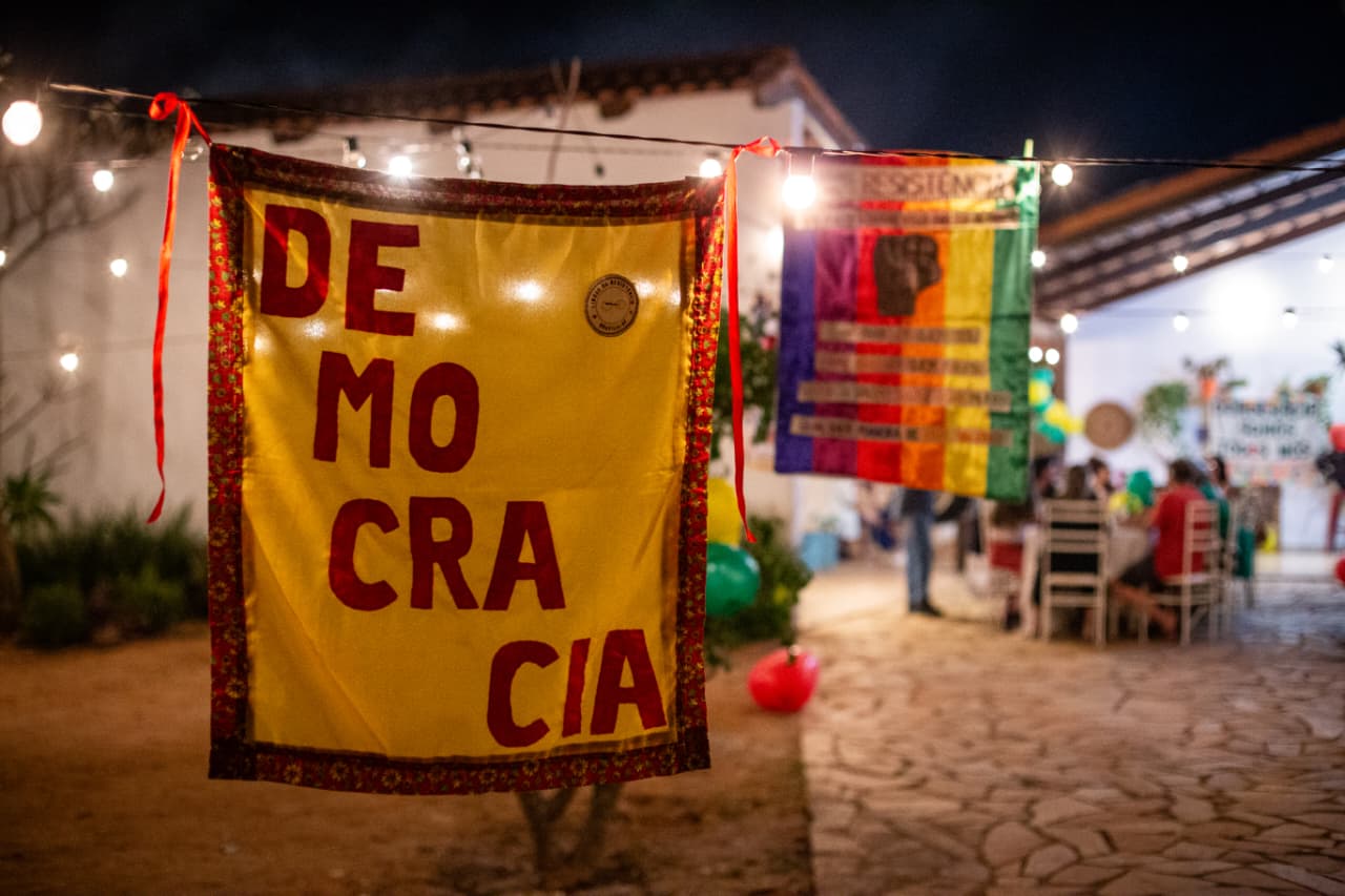 Moradores celebram condenação de Bolsonaro com churrasco