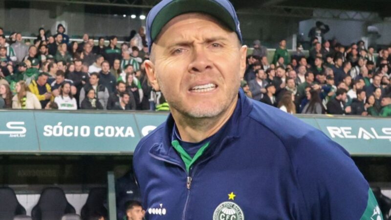 Técnico do Coritiba justifica opção por Carlos de Pena no banco