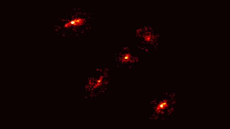Cruz de Einstein revela halo de matéria escura