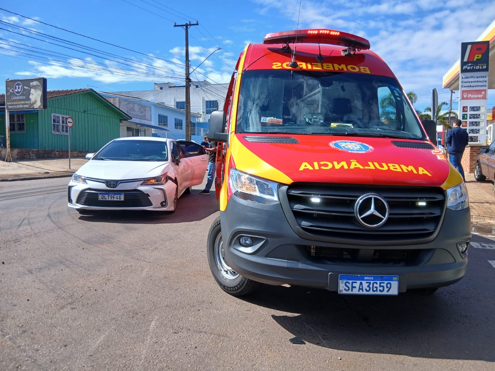 Acidente entre carro e moto no bairro Periolo