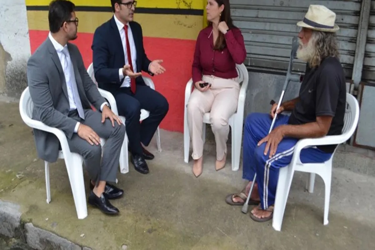 Juiz realiza audiência inusitada em calçada