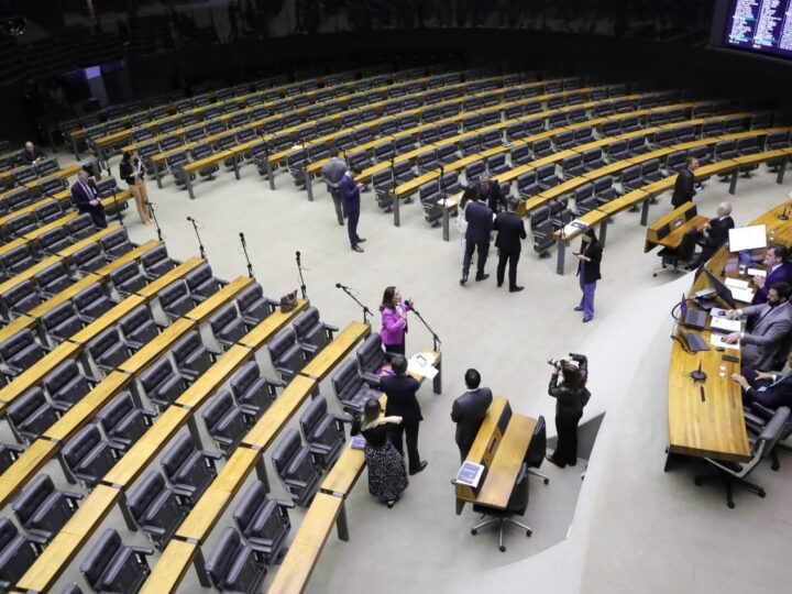Câmara aprova PEC que dificulta processos contra parlamentares