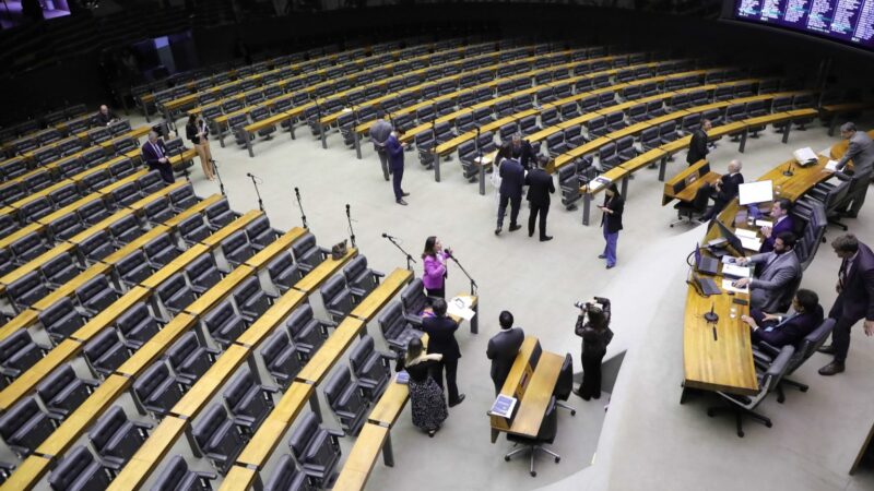 Câmara aprova PEC que dificulta processos contra parlamentares