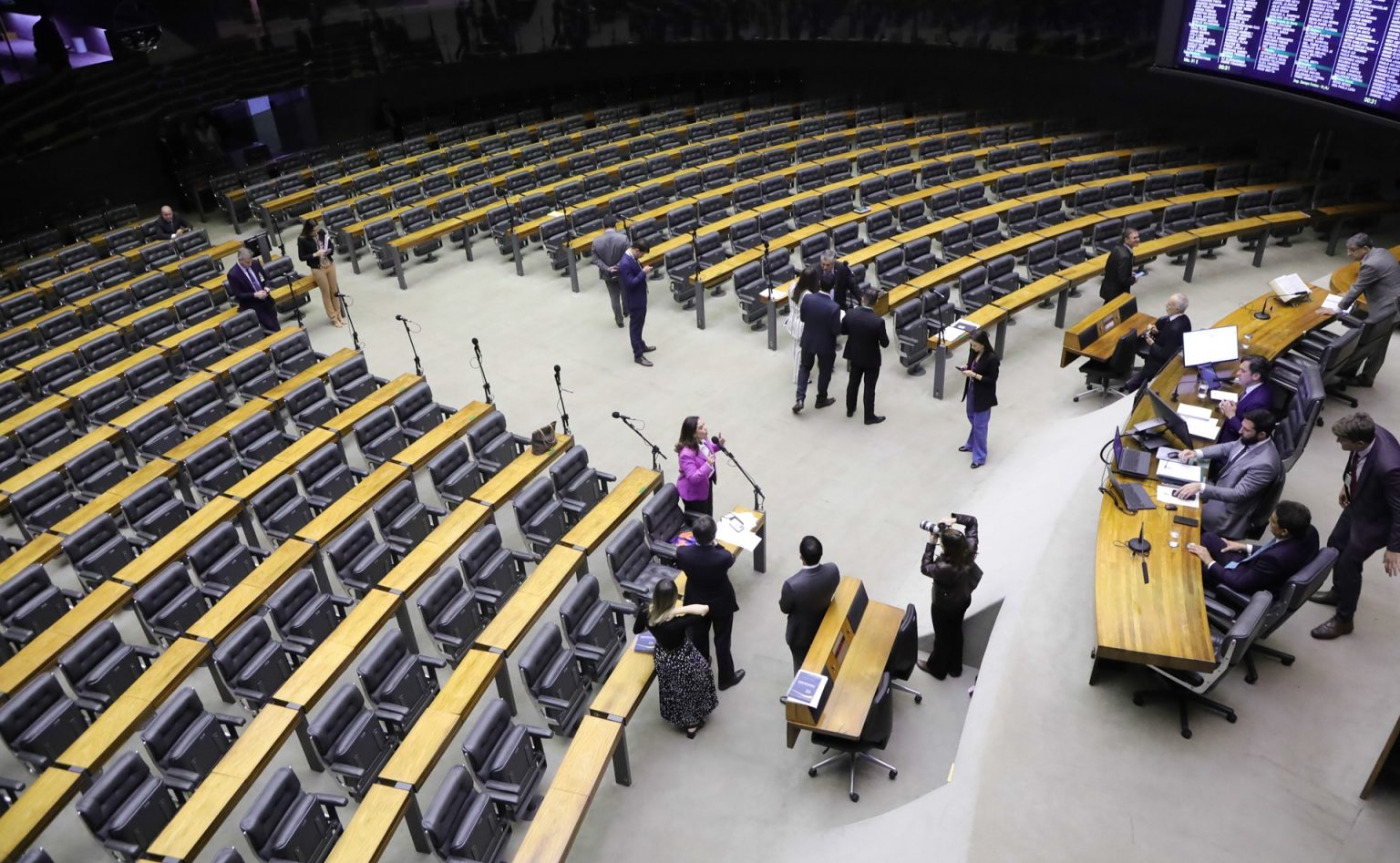 Câmara aprova PEC que dificulta processos contra parlamentares