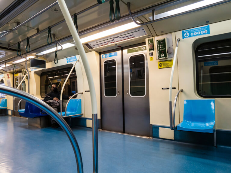 Metrô de SP amplia assentos preferenciais para promover gentileza
