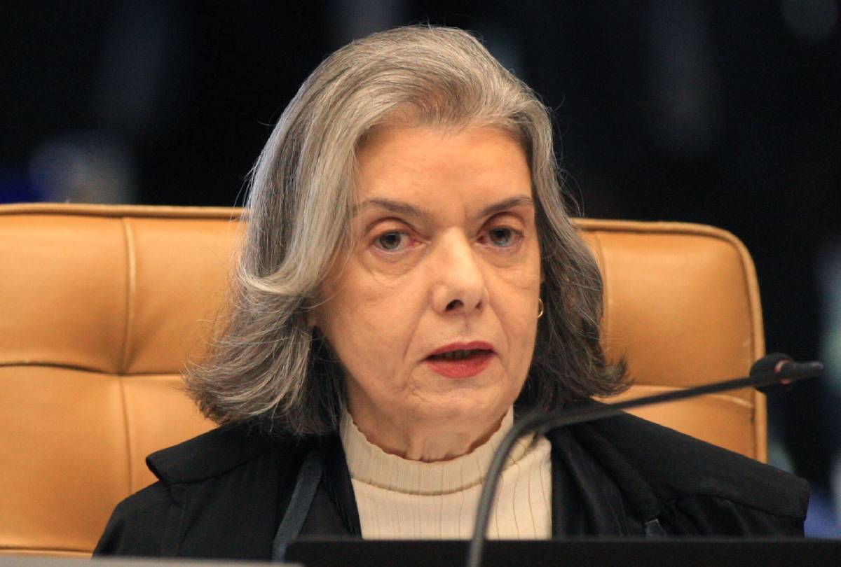 Carmem Lúcia participa de julgamento de ex-presidente