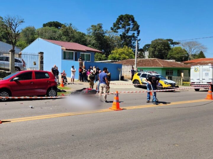 Motociclista morre após colisão com carro estacionado em Curitiba