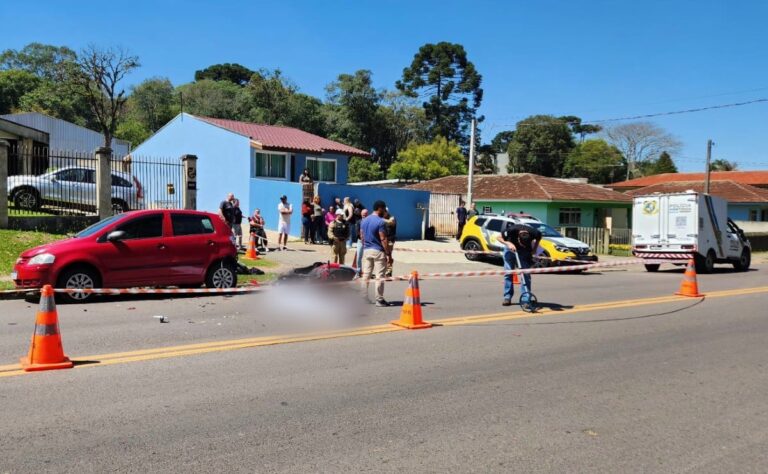 Motociclista morre após colisão com carro estacionado em Curitiba
