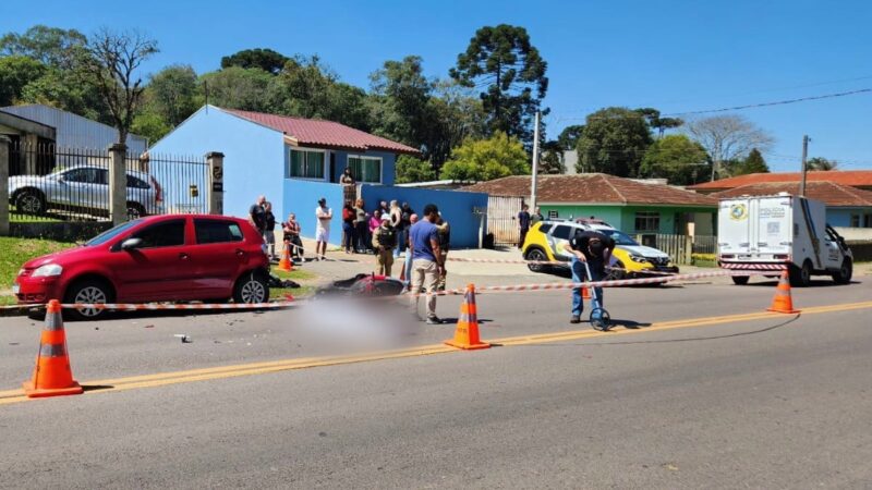 Motociclista morre após colisão com carro estacionado em Curitiba