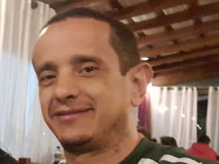 Motociclista morre após ser atingido por trem em Pinhais