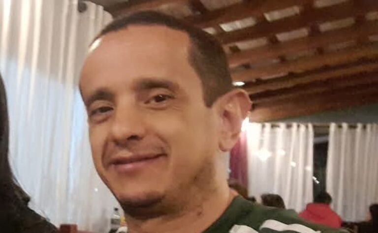 Motociclista morre após ser atingido por trem em Pinhais