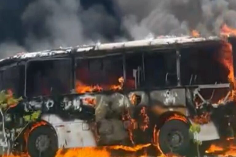Incêndio destrói ônibus em Salvador
