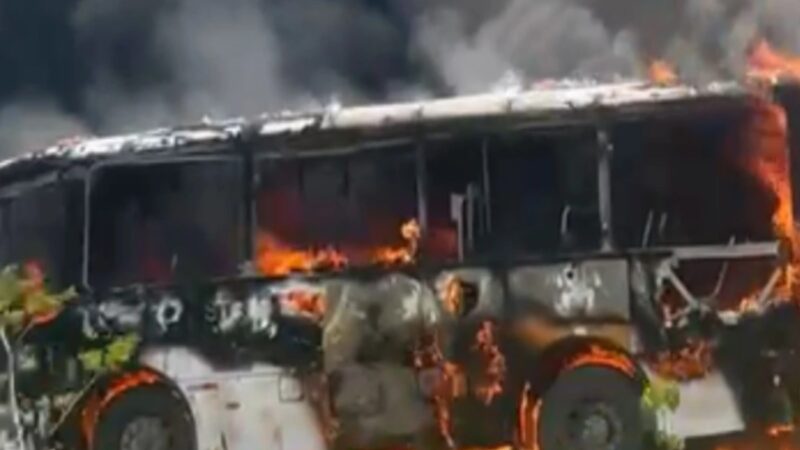 Incêndio destrói ônibus em Salvador