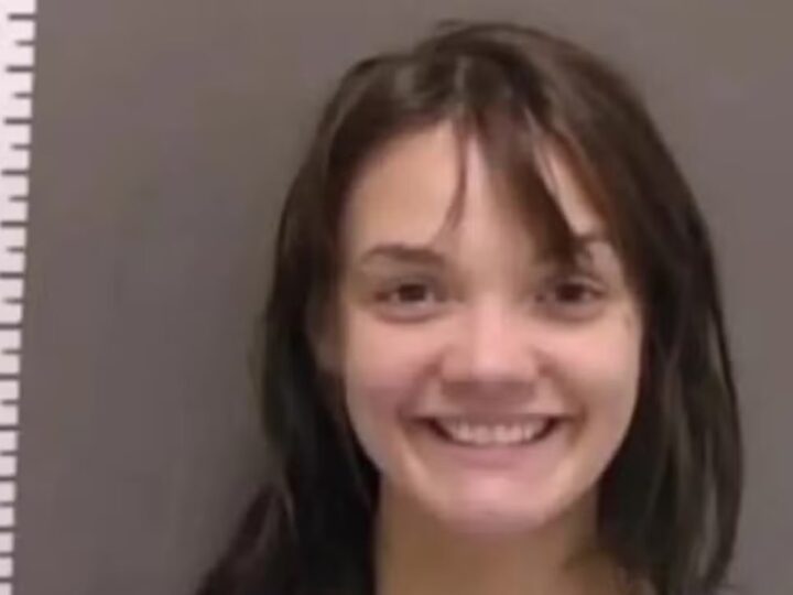 Mulher de 23 anos agride namorado enquanto dormia
