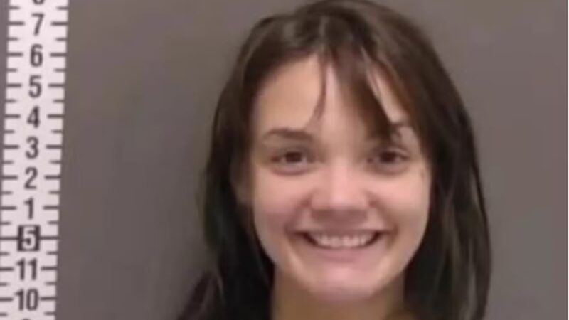 Mulher de 23 anos agride namorado enquanto dormia