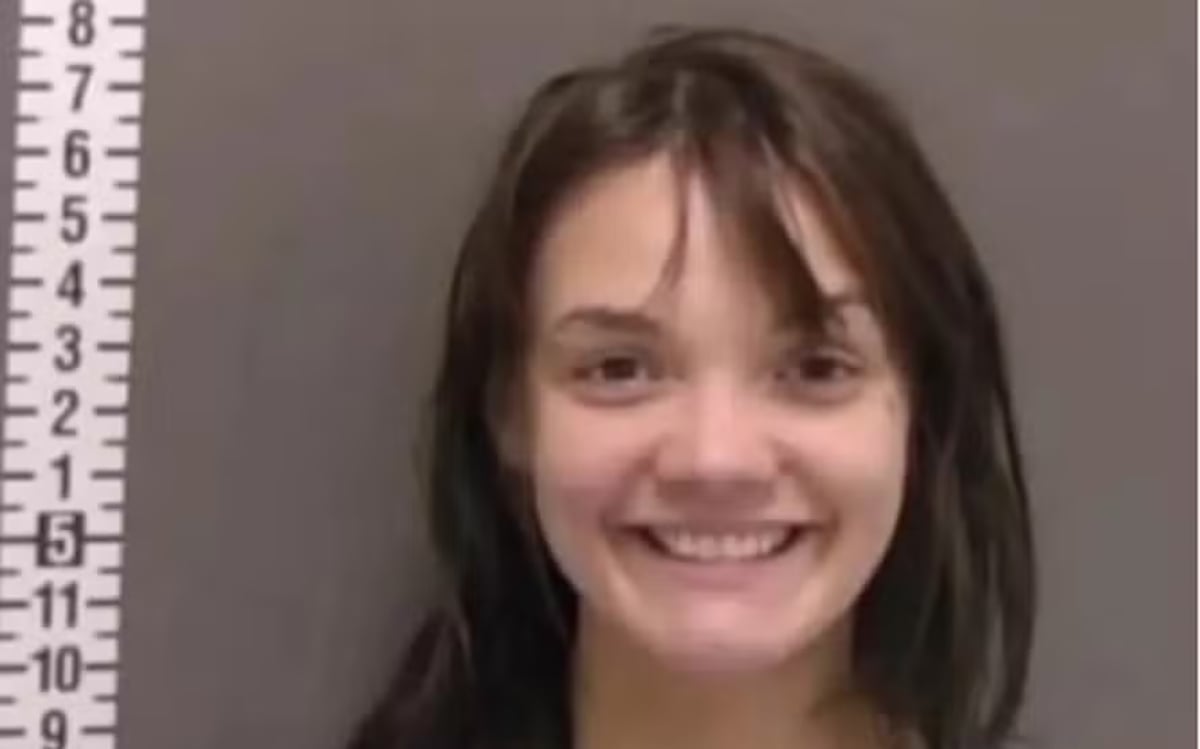 Mulher de 23 anos agride namorado enquanto dormia