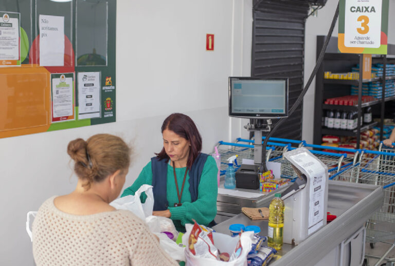 Promoção do Armazém da Família: ofertas de arroz, feijão e frango