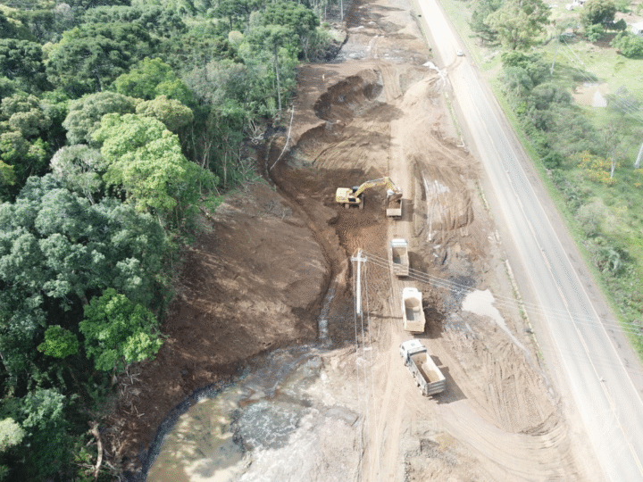 Interdição em rodovia do Paraná para detonação de rochas