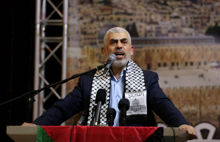Hamas tenta retirar familiares de Gaza enquanto usa civis como escudos