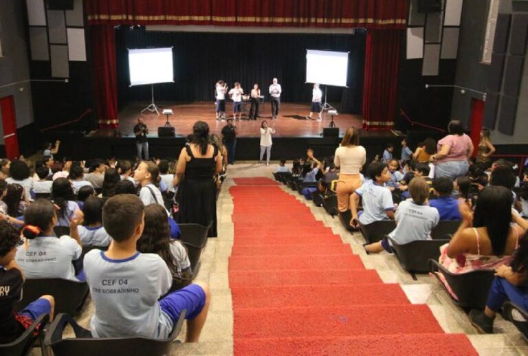 Teatro educativo da Anatel aborda privacidade e cyberbullying