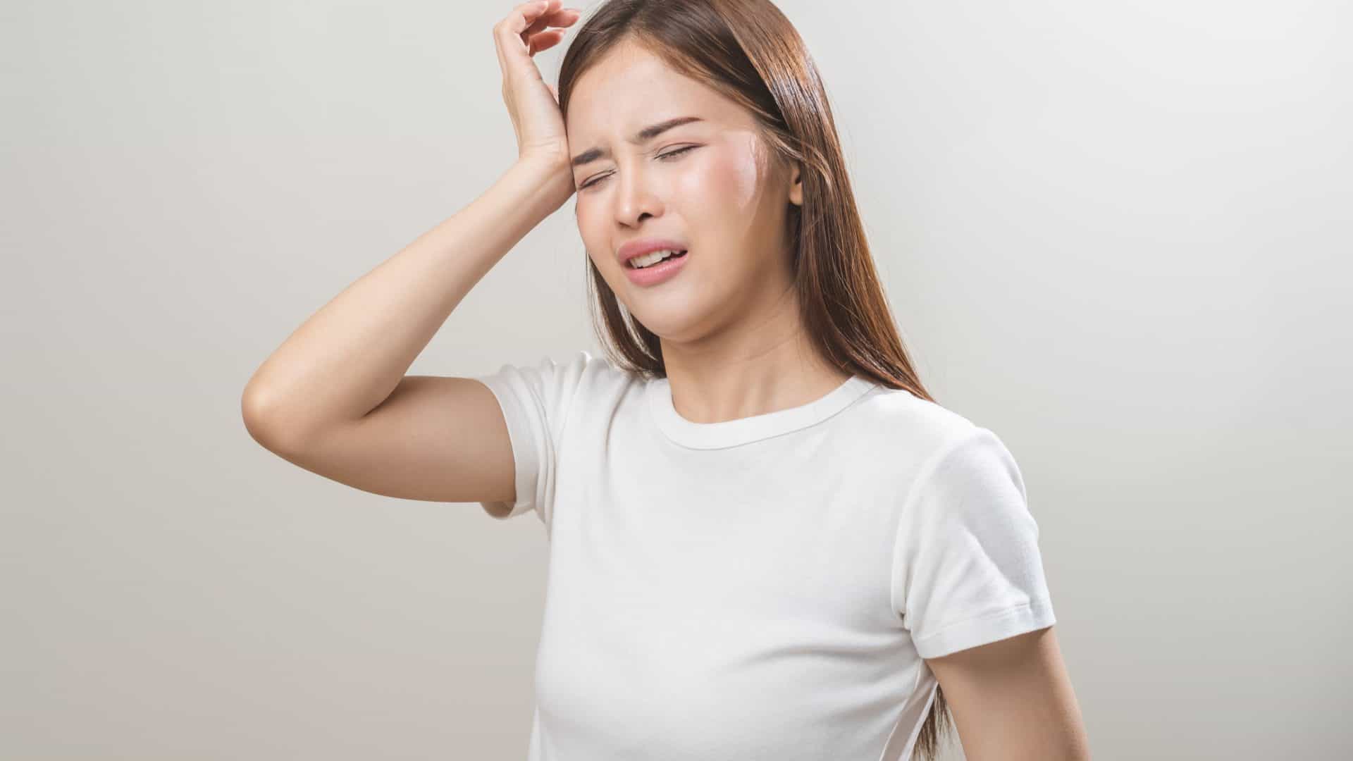 Entenda os 8 fatores que podem causar enxaqueca