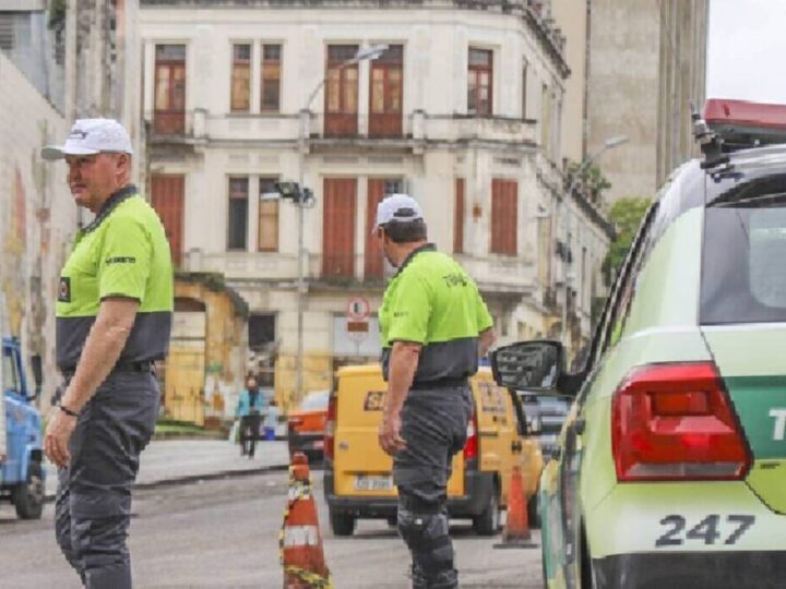 Bloqueio em rua movimentada no centro de Curitiba