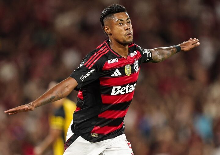 Bruno Henrique comemora gols e amizade com Arrascaeta