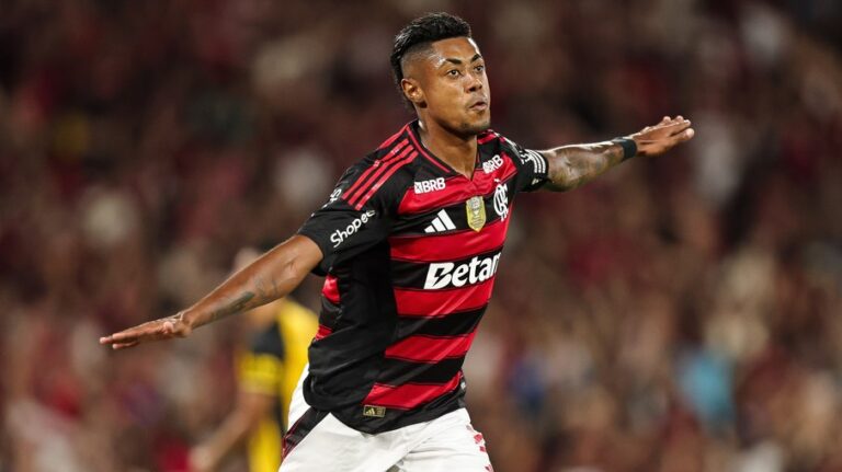 Bruno Henrique comemora gols e amizade com Arrascaeta