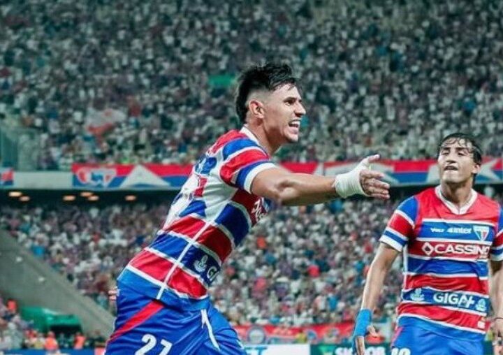 Comemoração polêmica de Bareiro no empate do Fortaleza