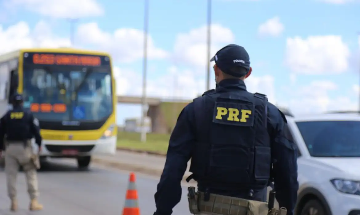 Tragédia nas Estradas: Feriado do Trabalhador Sombreado por 98 Mortes