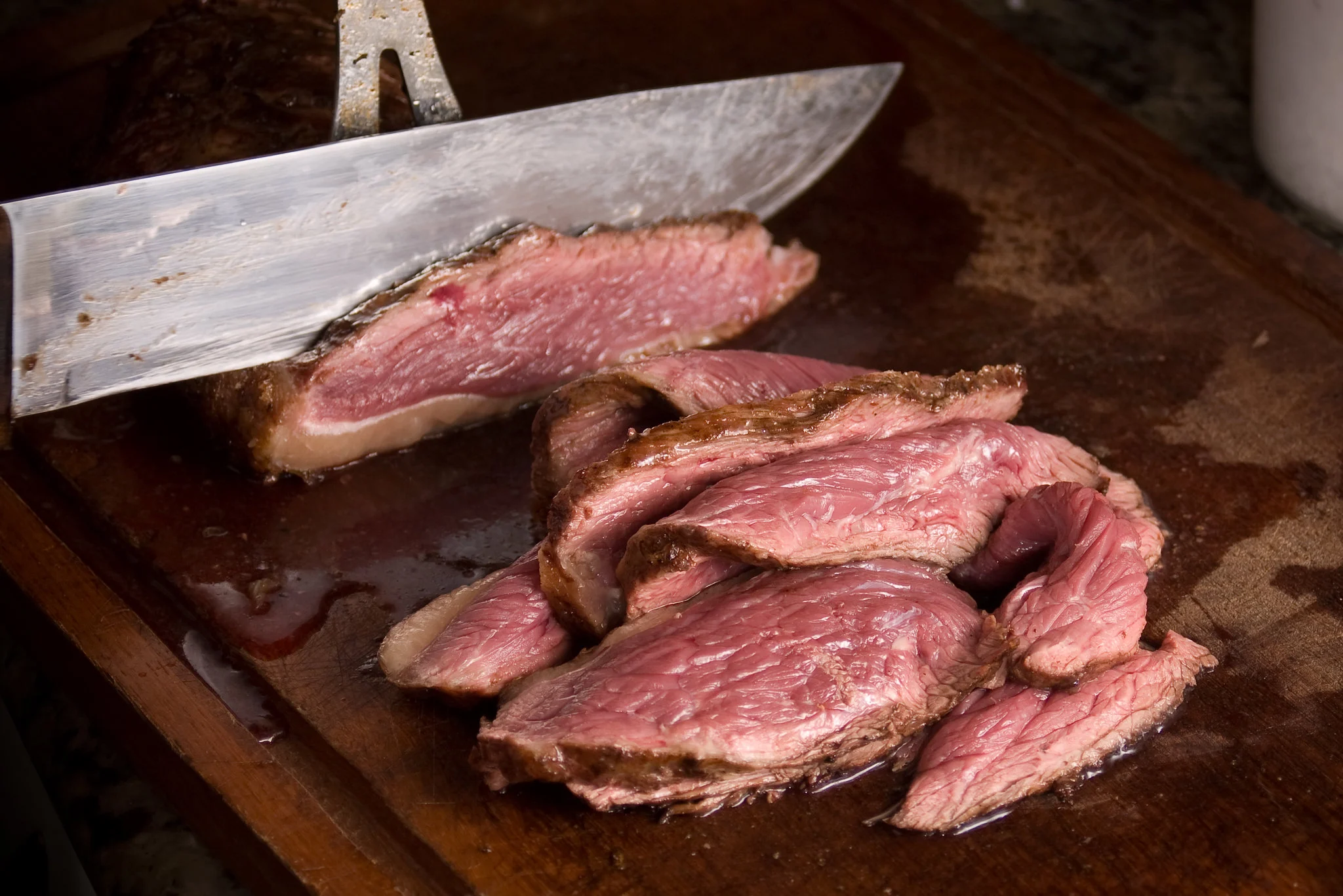 Inflação na mesa: Picanha dispara e outros alimentos básicos pesam no bolso do brasileiro