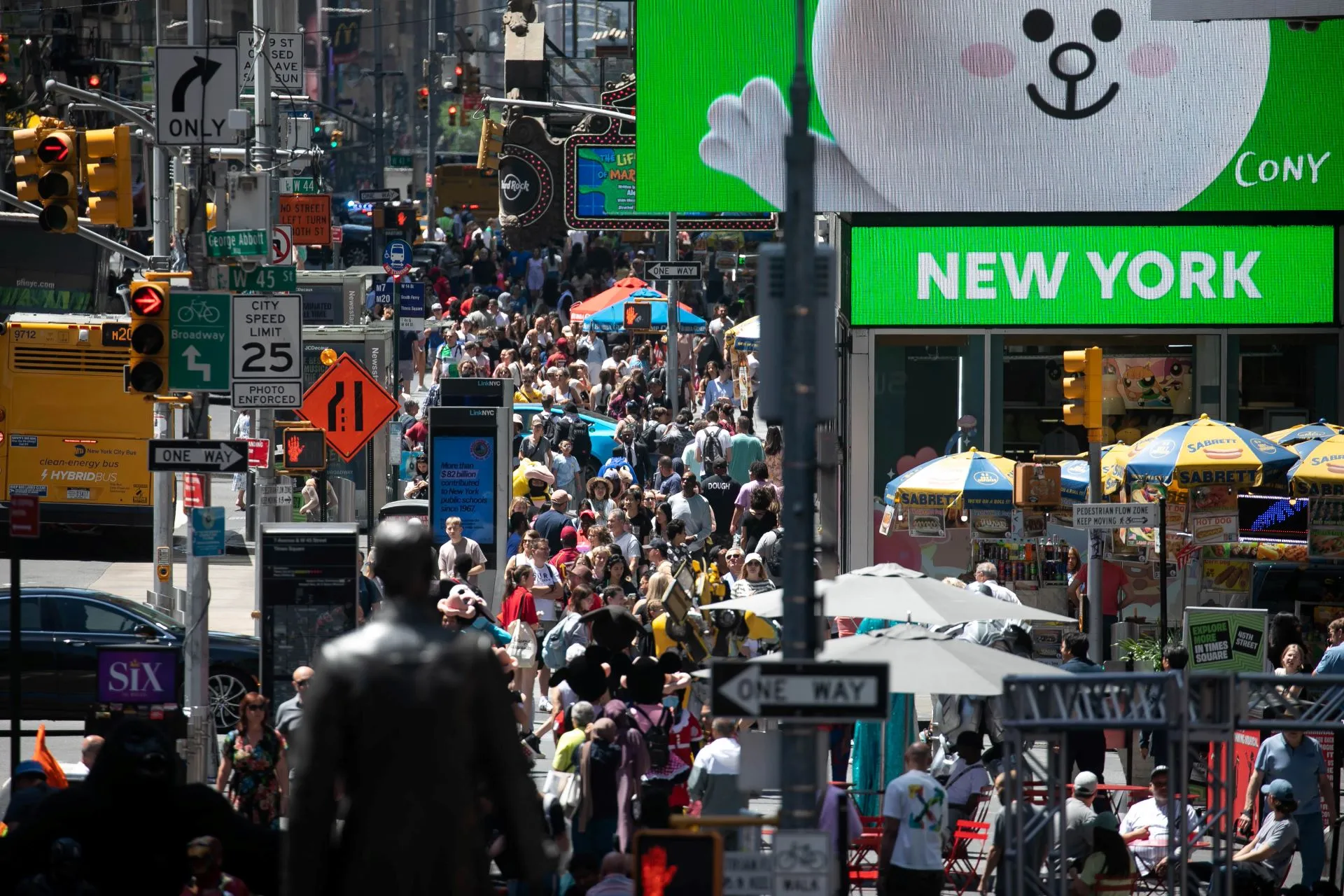 Turismo em Nova York Sofre Revés: Políticas de Trump Levam a Projeção de Queda de 17% em Visitantes Estrangeiros