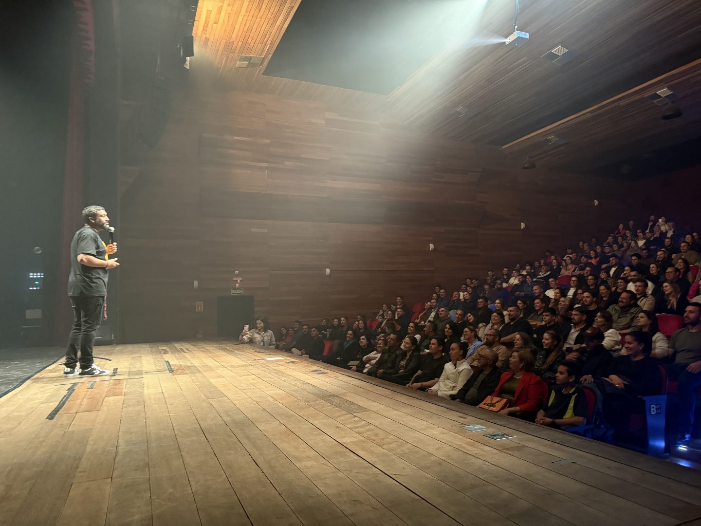 Humor e Solidariedade se Encontram em Guarapuava: Alorino Jr. Apresenta Stand-up Beneficente no Dia do Trabalhador
