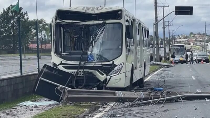 Motorista de ônibus sofre mal súbito, perde controle e colide com postes em Curitiba
