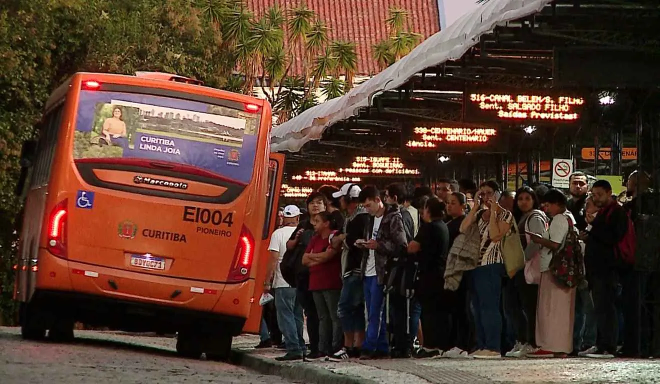 RIC Notícias Inova: Edição Matinal Transmitida Diretamente dos Terminais de Curitiba em Ano Decisivo para Emissora