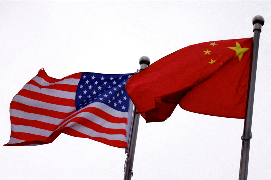 Trump assina ordem para reajustar tarifas sobre produtos chineses, anuncia Casa Branca