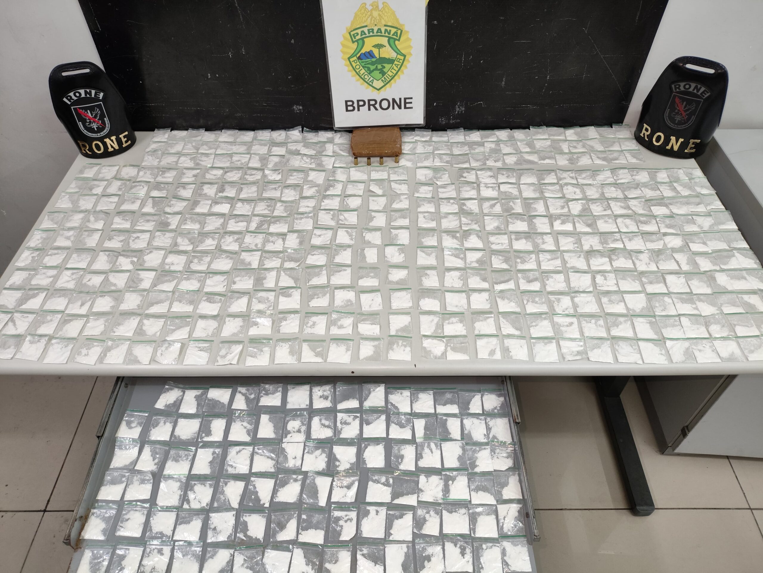 Denúncia Leva RONE a Desmantelar Esquema de Tráfico em Revenda de Carros no Boqueirão: Meio Quilo de Cocaína Apreendido