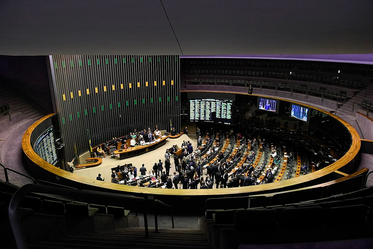 Câmara desafia STF e aprova medida que pode suspender ação penal contra Bolsonaro por tentativa de golpe