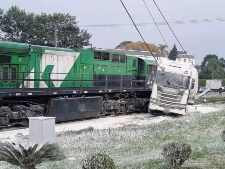 Colisão entre trem, carreta e veículos deixa um morto e uma mulher ferida na RMC