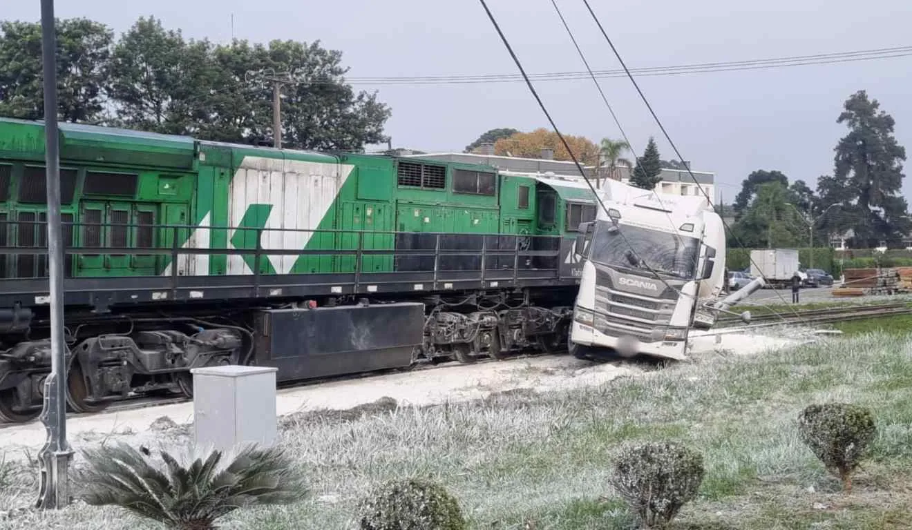 Colisão entre trem, carreta e veículos deixa um morto e uma mulher ferida na RMC