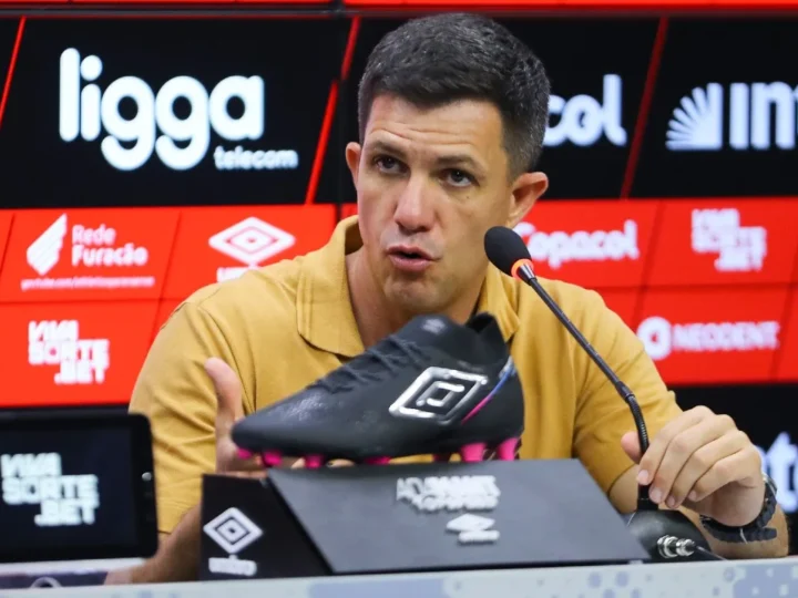 Athletico: Técnico assume a pressão e blinda o elenco em momento decisivo