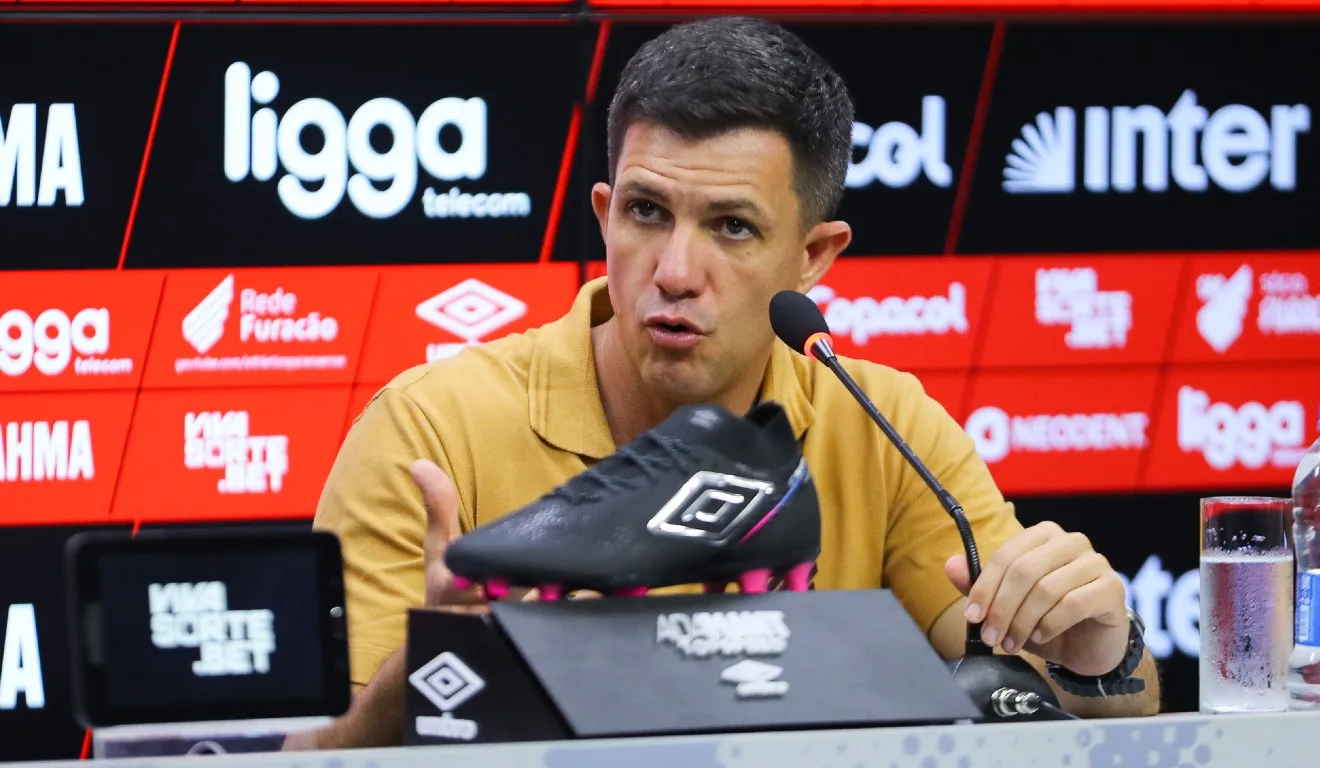 Athletico: Técnico assume a pressão e blinda o elenco em momento decisivo