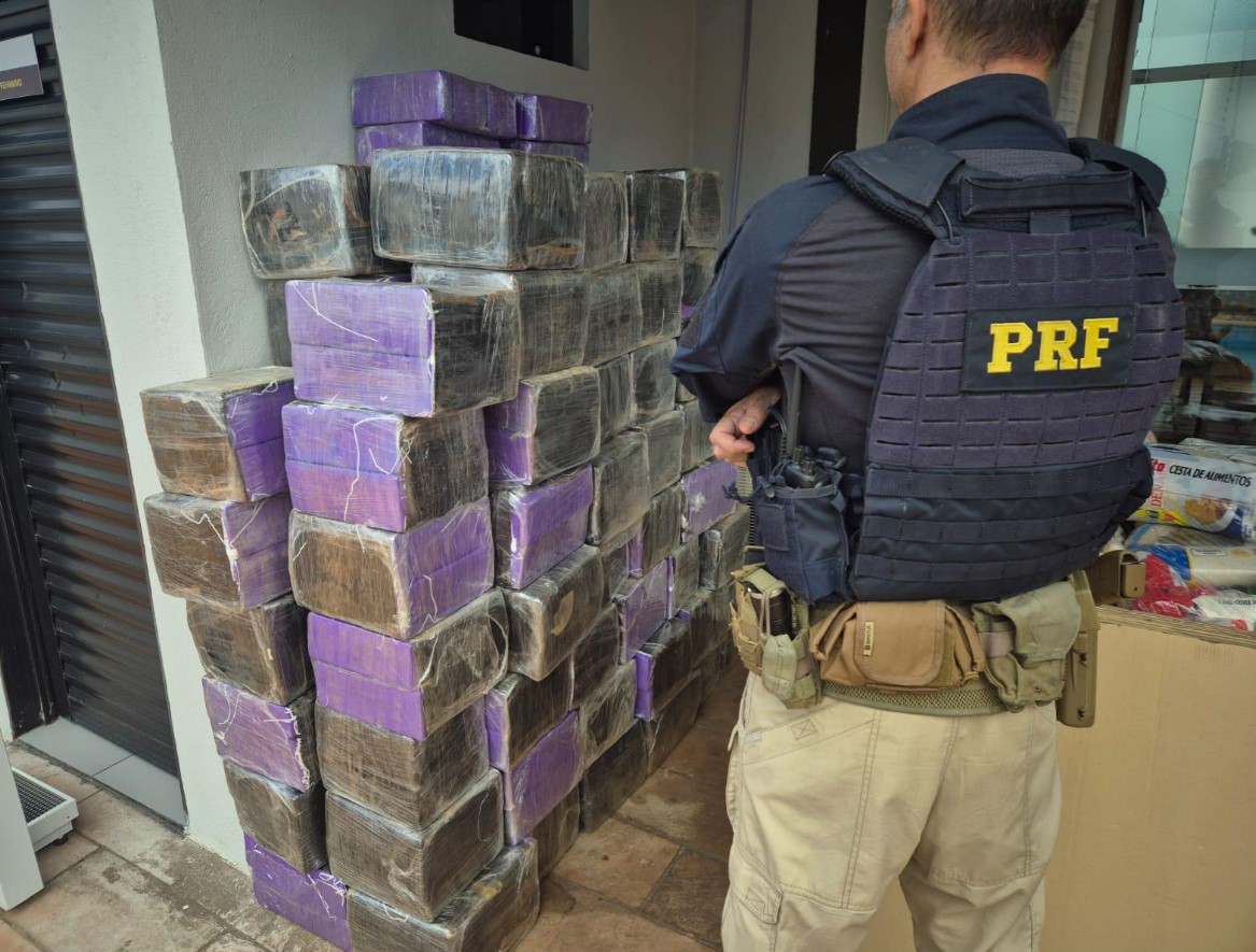 Golpe Duro no Crime: PRF Apreende Tonelada e Meia de Drogas e Carga Milionária de Cigarros Ilícitos