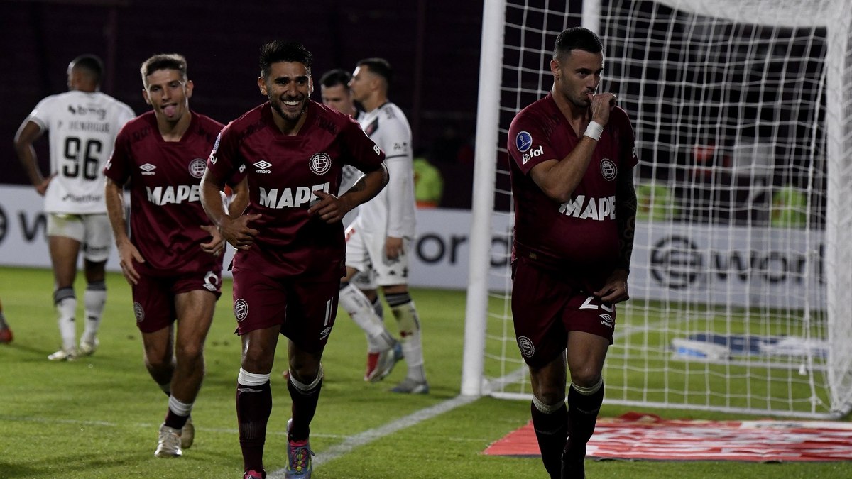 Derrota na estreia de Diniz: Vasco perde para o Lanús e se complica na Sul-Americana
