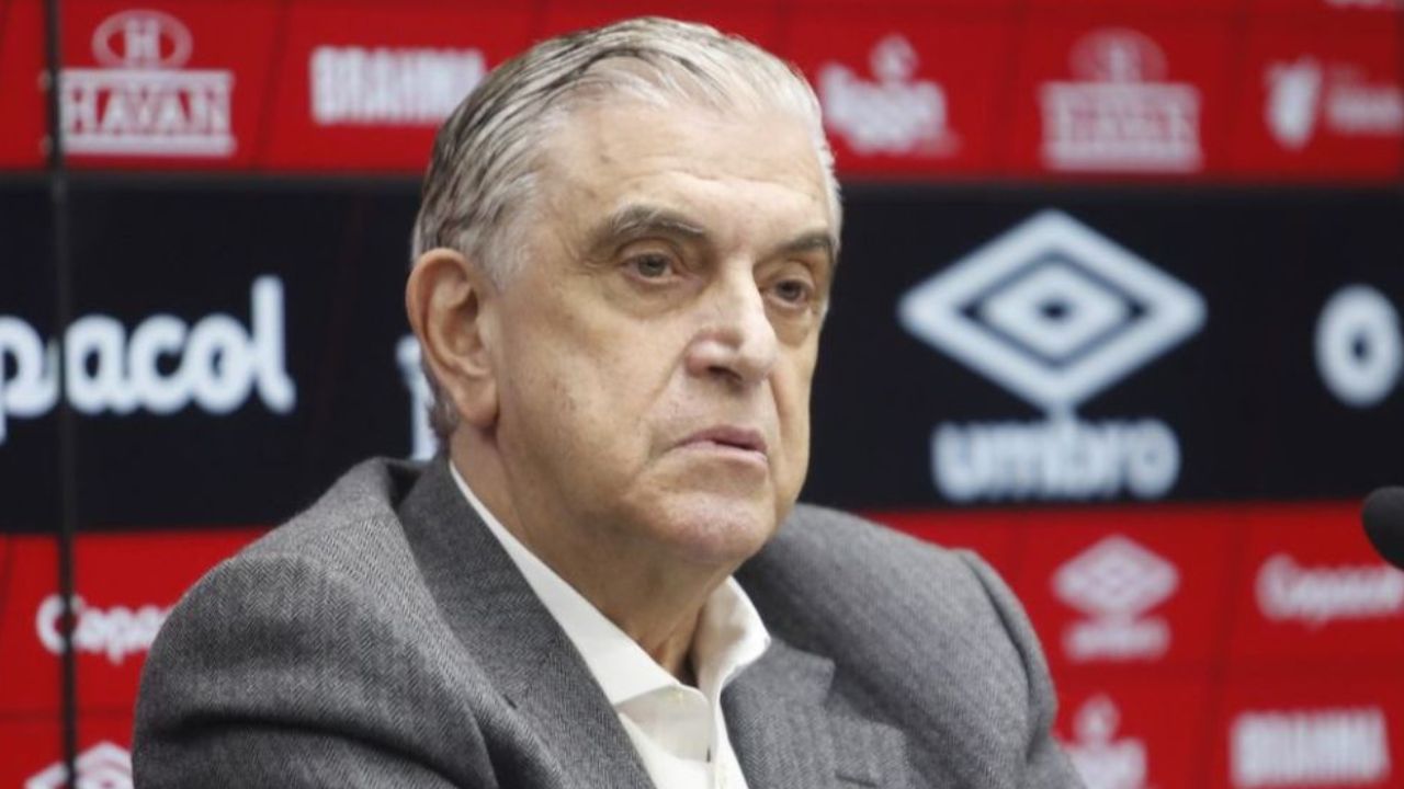 Clima Tenso no CT do Athletico: Torcida Protesta e Petraglia Responde à Cobrança