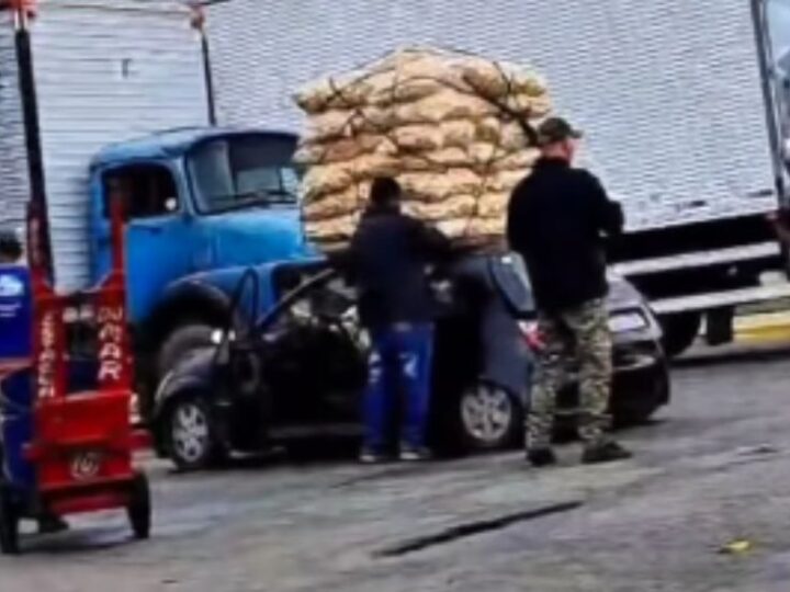 Flagrante Inusitado: Ford Ka é ‘Abastecido’ com Uma Tonelada de Batatas na Ceasa de Curitiba