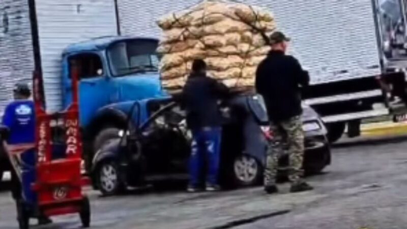 Flagrante Inusitado: Ford Ka é ‘Abastecido’ com Uma Tonelada de Batatas na Ceasa de Curitiba