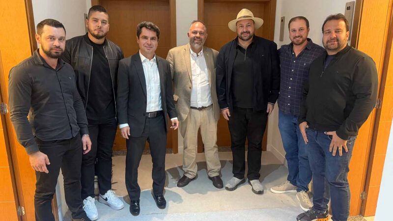 Deputado Geraldo Mendes, junto de Alexandre Curi, Artagão e do prefeito Jaison Mendes, anunciam R$ 10 milhões em recursos para Laranjeiras do Sul