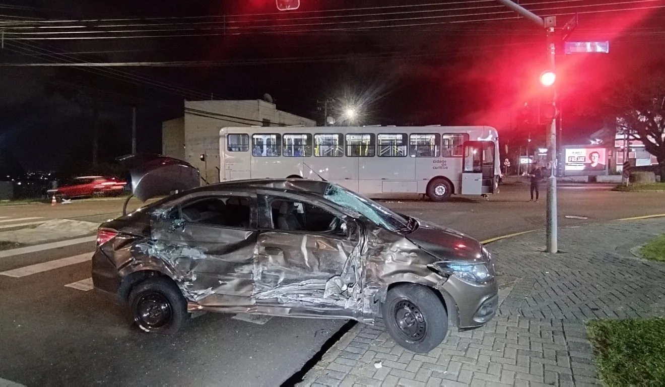 Tragédia Evitada: Idosos Feridos em Colisão com Ônibus Abalam Curitiba