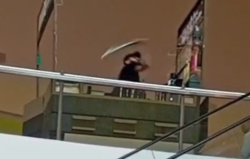 Homem ameaça cunhado e destrói quiosque com facão no Shopping Palladium em Curitiba
